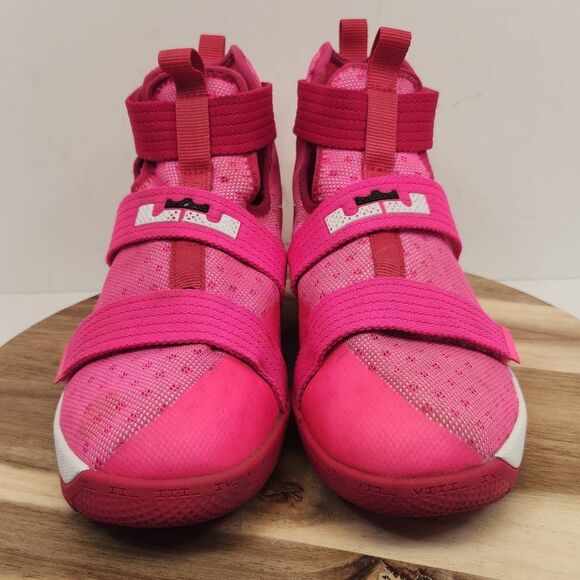 Nike LeBron Soldier 10 GS 'Vivid Pink Blast' 845121-606 size 6Y / Women's 7.5 - Picture 2 of 11
